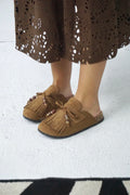 Clogs com franjas
