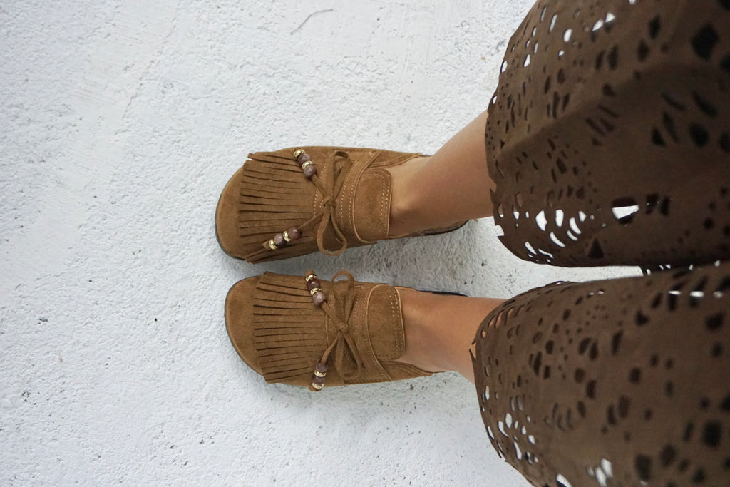Clogs com franjas