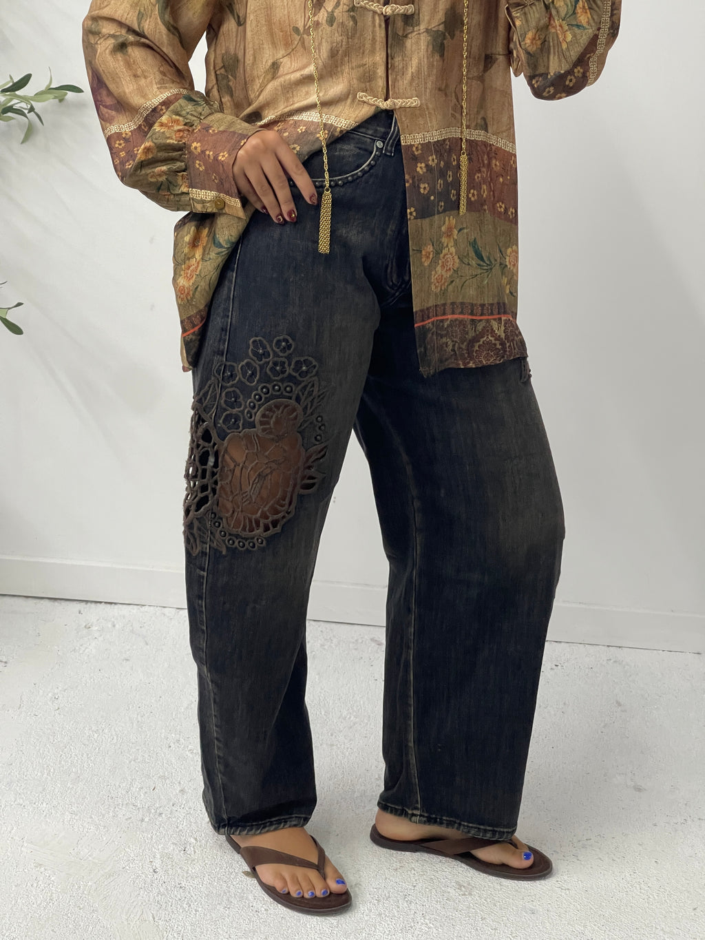 Jeans com aberturas