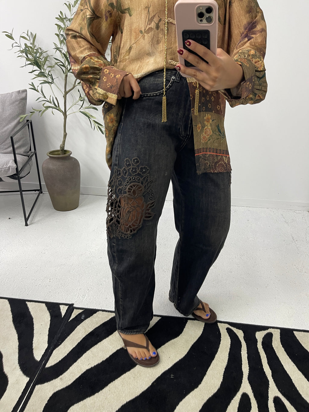 Jeans com aberturas