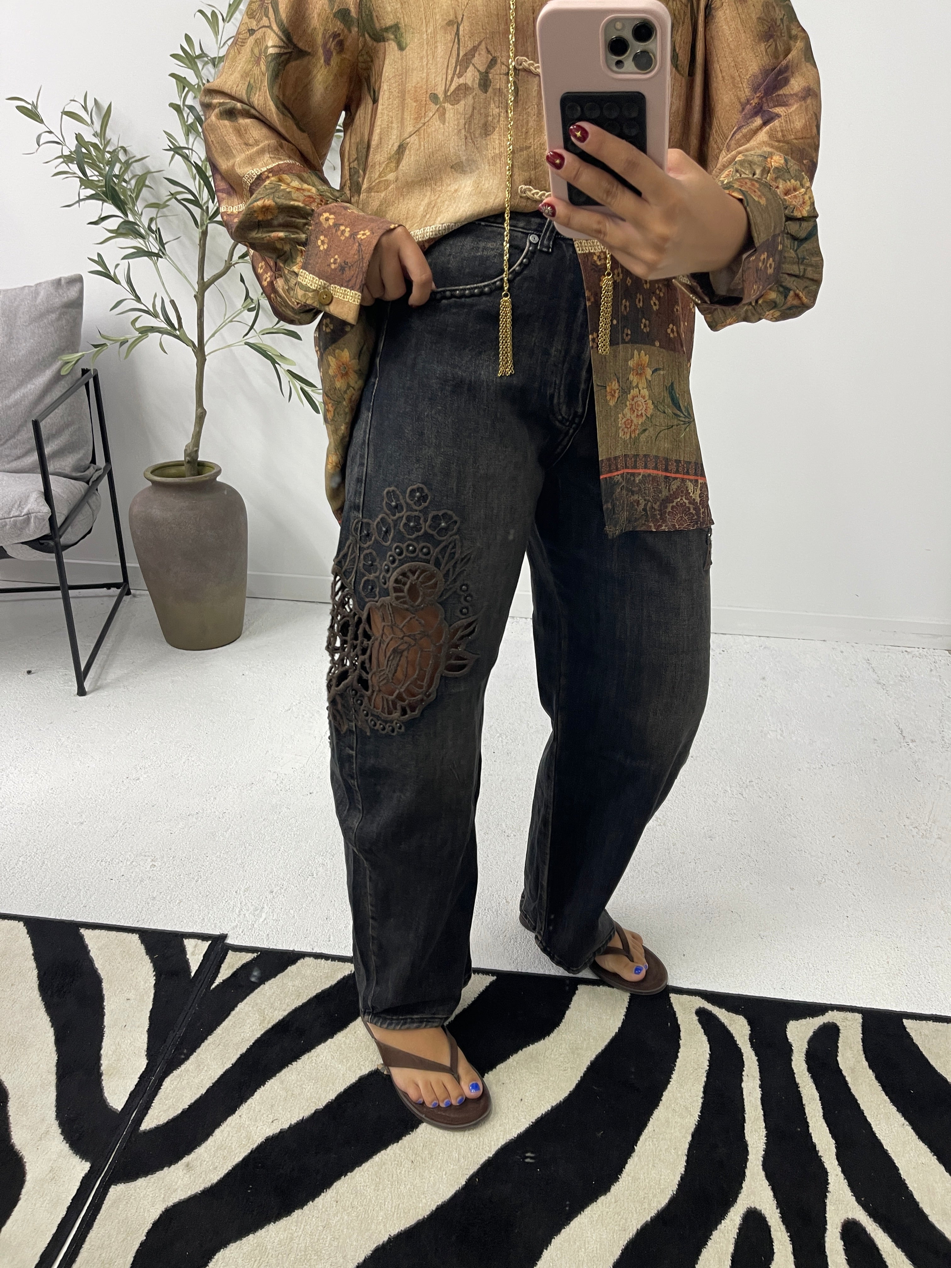 Jeans com aberturas