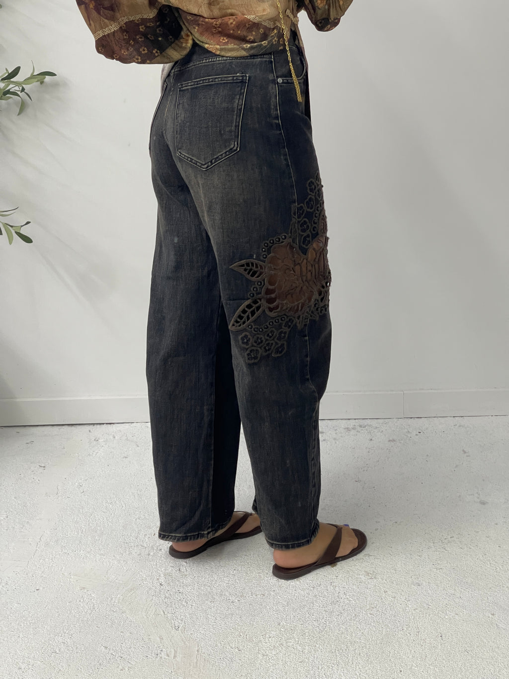 Jeans com aberturas